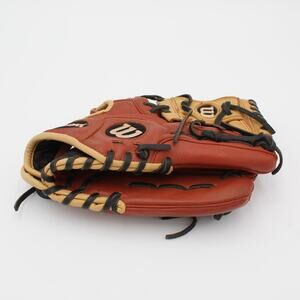 Wilson Baseball Glove A550 Boys Girls Youth 11 Inch Leather Right Hand Throw